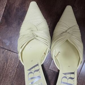 Zara Women's Yellow Pointed-Toe Mules